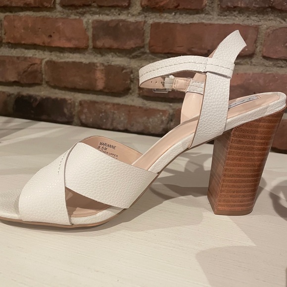 Tahari Shoes - SALE✨Tahari size 8.5 beige leather crossover shoes